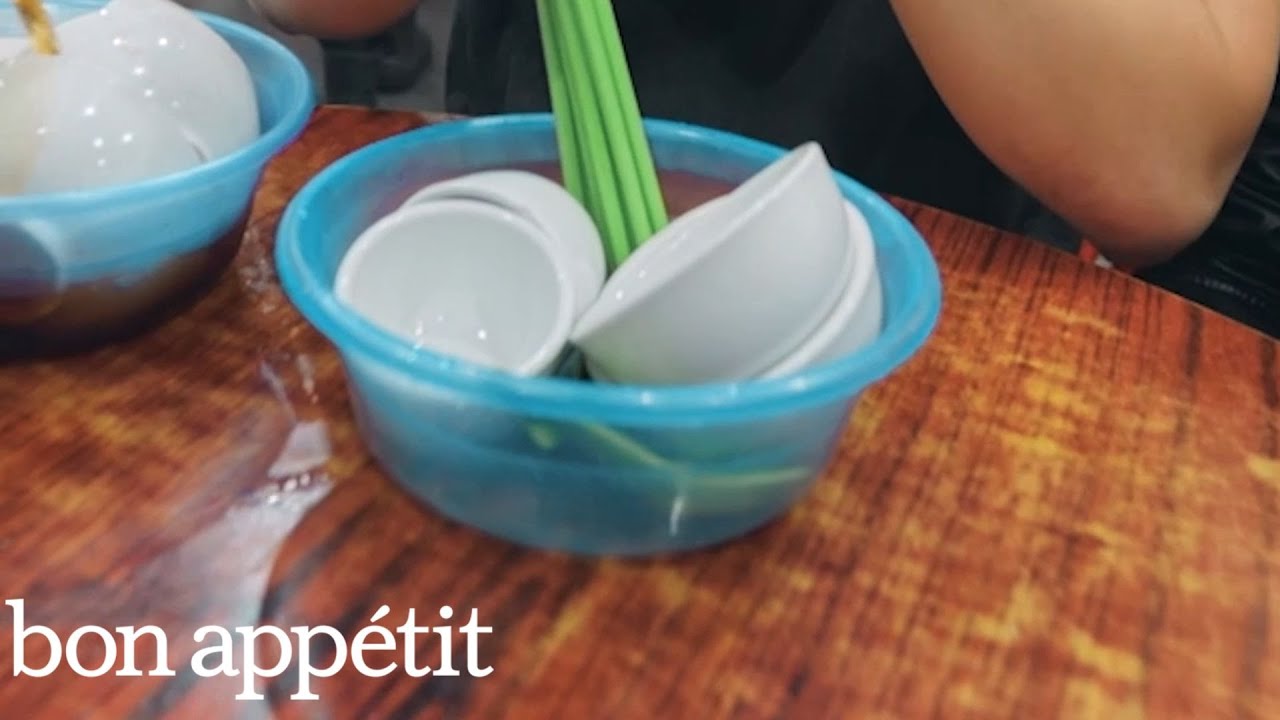 Discover the Unique Hong Kong Tradition of Washing Utensils in Tea ☕