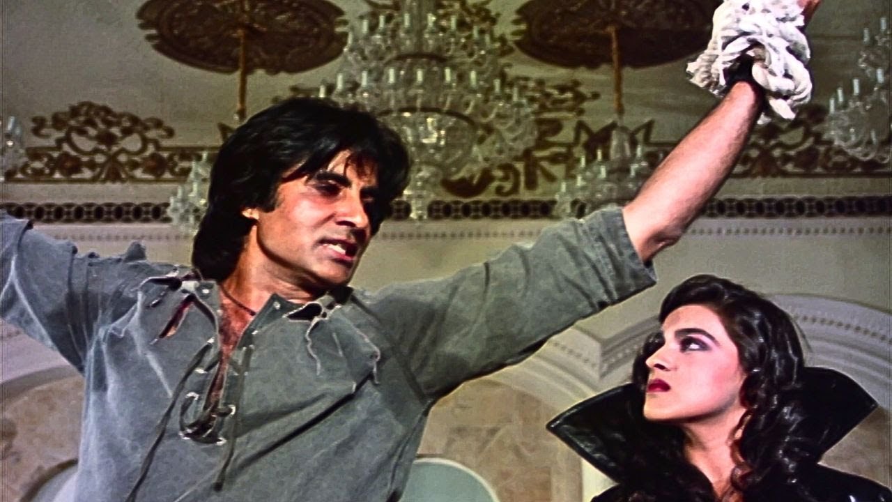 Amitabh Bachchan's Iconic Scene from Mard 🎬