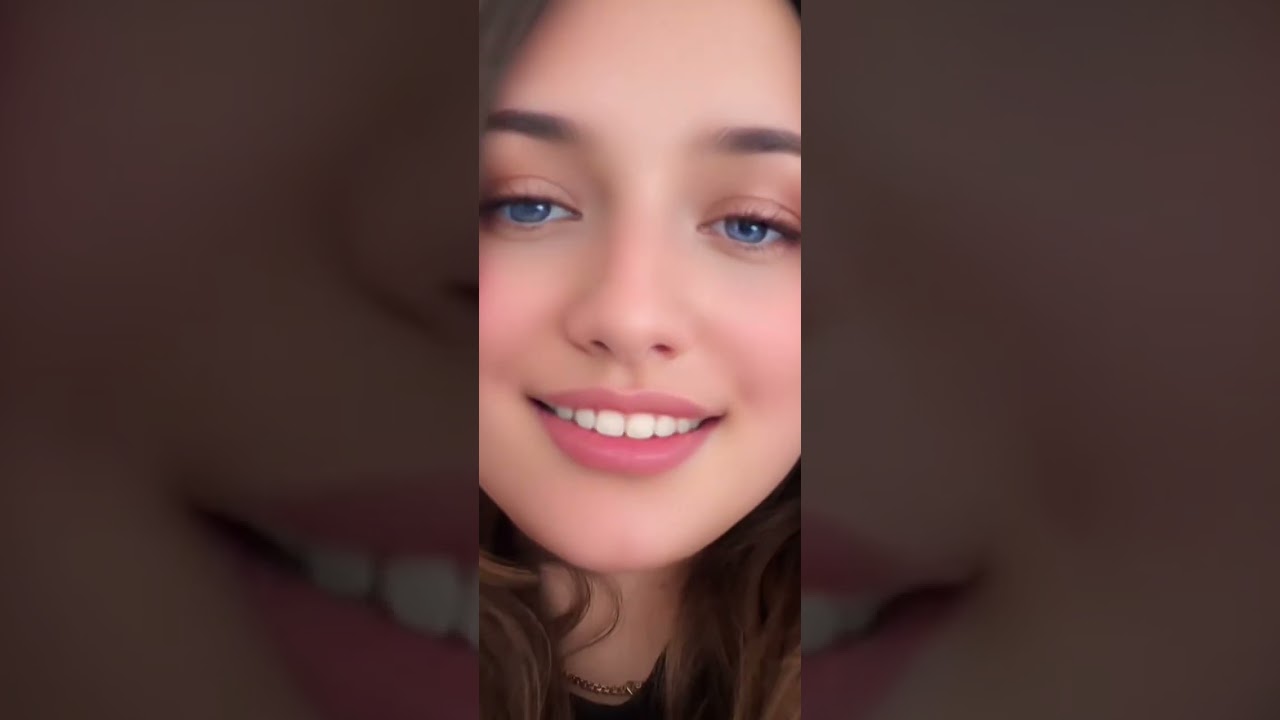 Watch a Stunning Girl Live on Periscope 💚 | Viral Broadcast