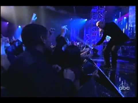 Pitbull Performs 'Back In Time' at NYE 2013 🎉