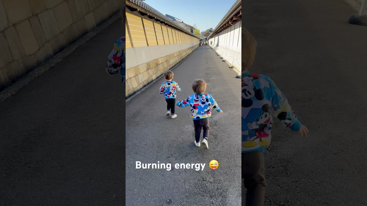 Dad Playfully Chases Twins on Vacation 🇯🇵
