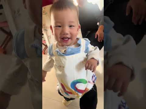 Cháu chui vào chiếc túi để tập đi hiệu quả