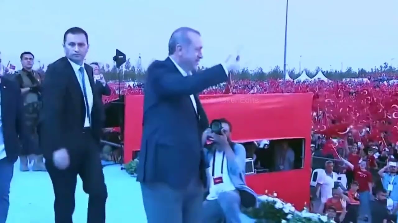 Biz Sokaklarda Seninle Büyüdük