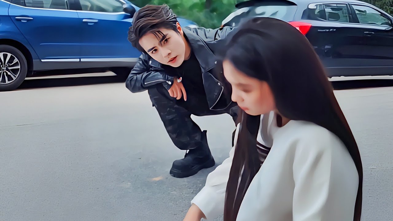 مفاجأة غير متوقعة: فتاة تتظاهر بالجنون في الشارع وتنجح في جذب الأوسم 💫