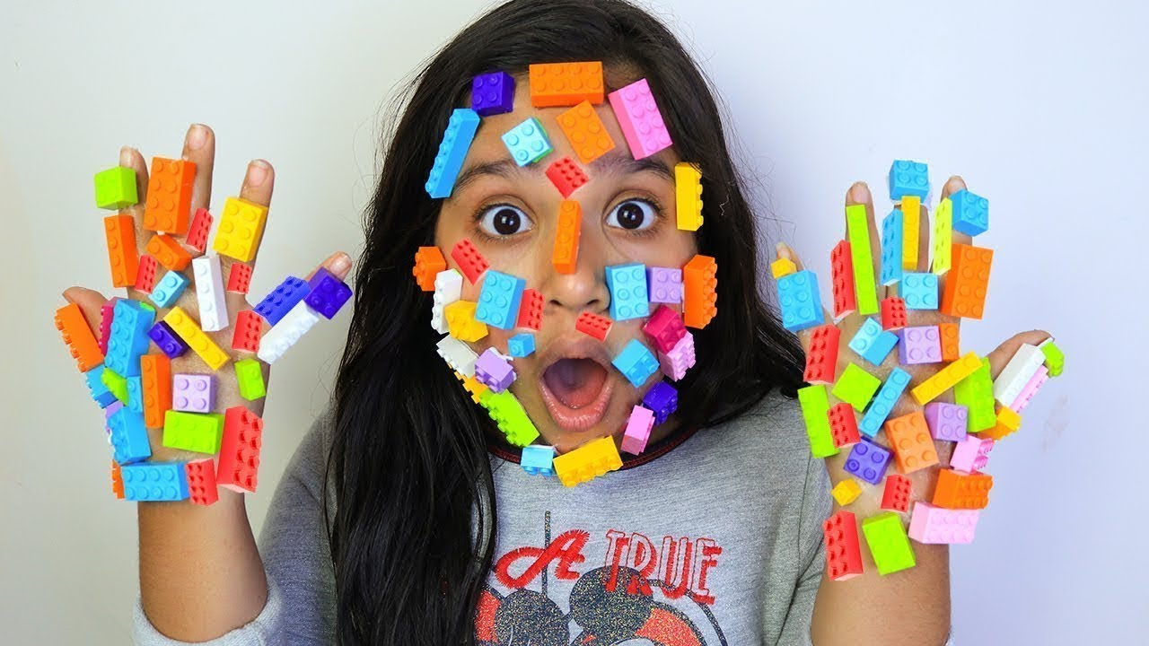 शफ़ा के चेहरे पर लेग़ो चिपक गया