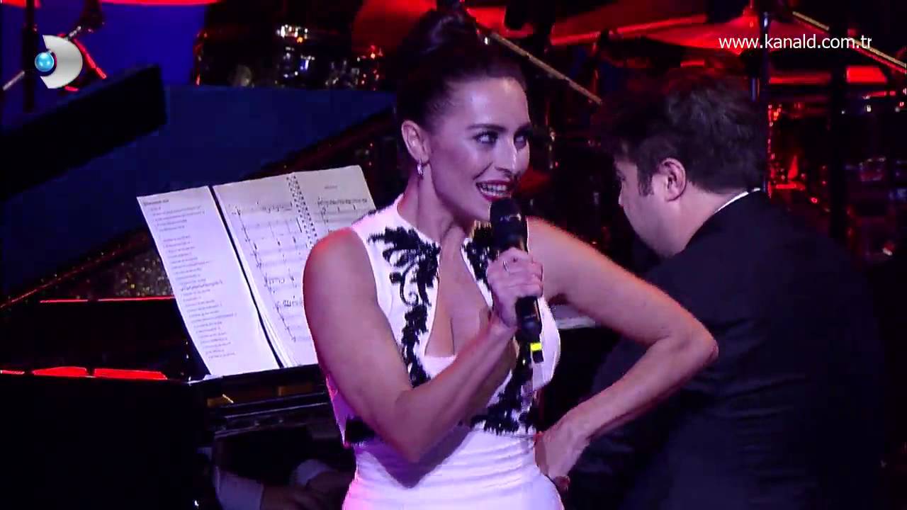 Ayça Bingöl Performs 'Aşkın Kanunu' 🎶
