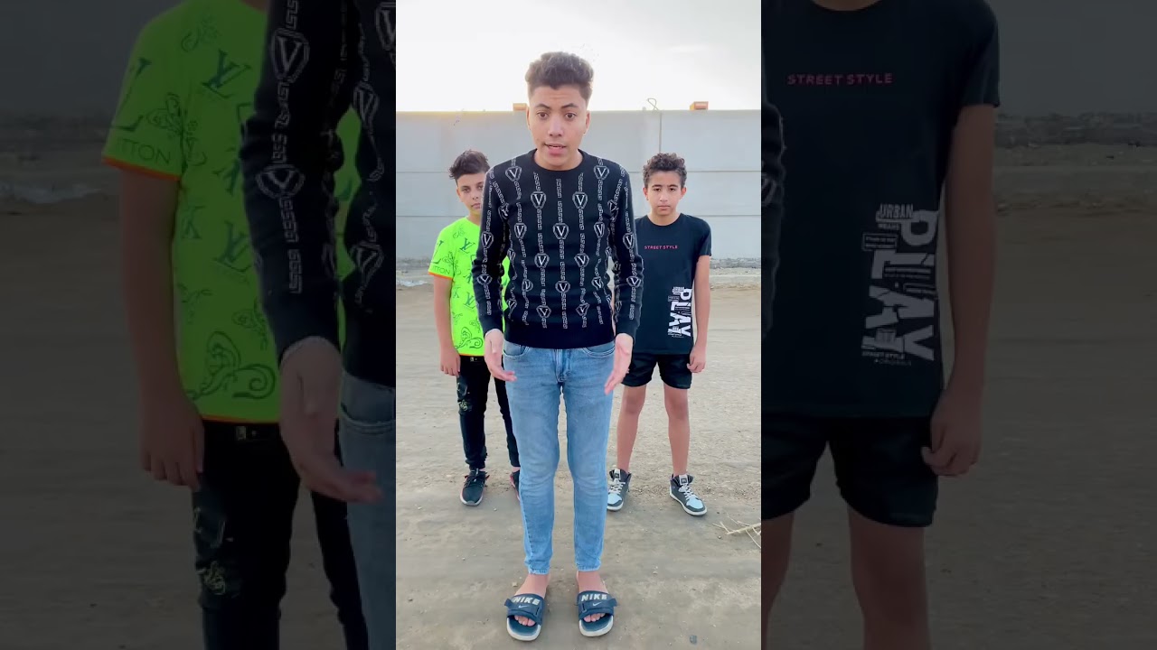 لما تلعب كورة ويخطفها منك طفل صغير ⚽