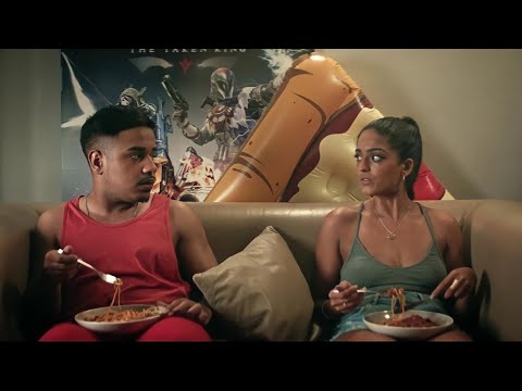 شخص عايش من سنين في شقته ولكنه بيكتشف إن في شخص تاني عايش معاه في نفس الوقت من غير ما يعرف 2 Pigeons