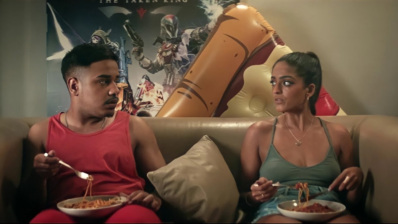 اكتشاف شخص غريب يعيش معه في نفس الشقة 🏠