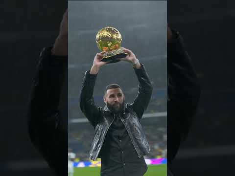 🏆⚽️ Karim Benzema présente son Ballon d'Or au Santiago Bernabéu accompagné de Zidane et Modric !