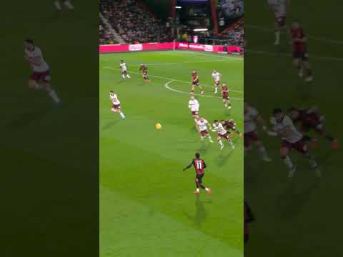 Can't stop watching this pass from Justin Kluivert 😮💨 #shorts