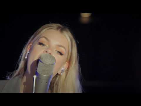 Rolling in the Deep - Adele (Cover by Davina Michelle)