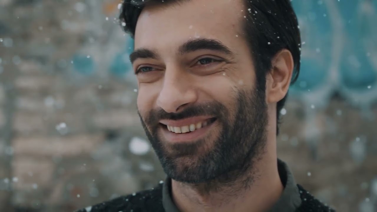 مسلسل المعلم - الحلقة 1 | دروس في الإنسانية مع عاكف أرديم 🇸🇦