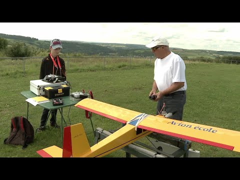 Des jeunes découvrent l’aéromodélisme