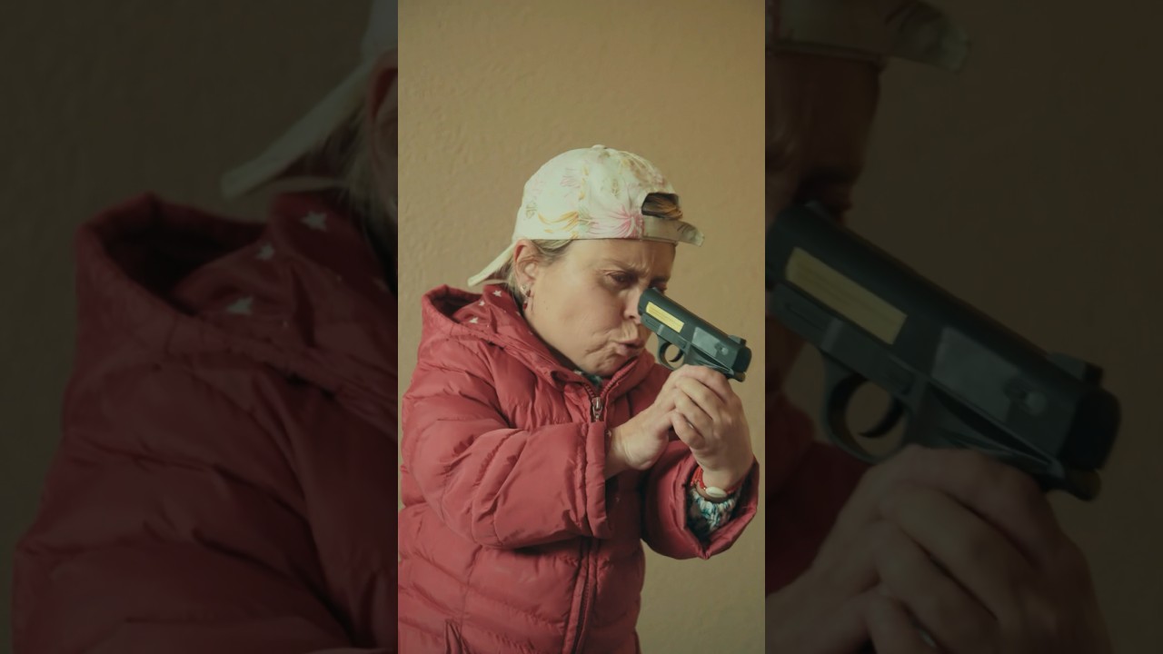 Ma mère a un pistolet ? 😱 #firstshortvideo #pourtoi #humour @ElodieCostaTheVoice10