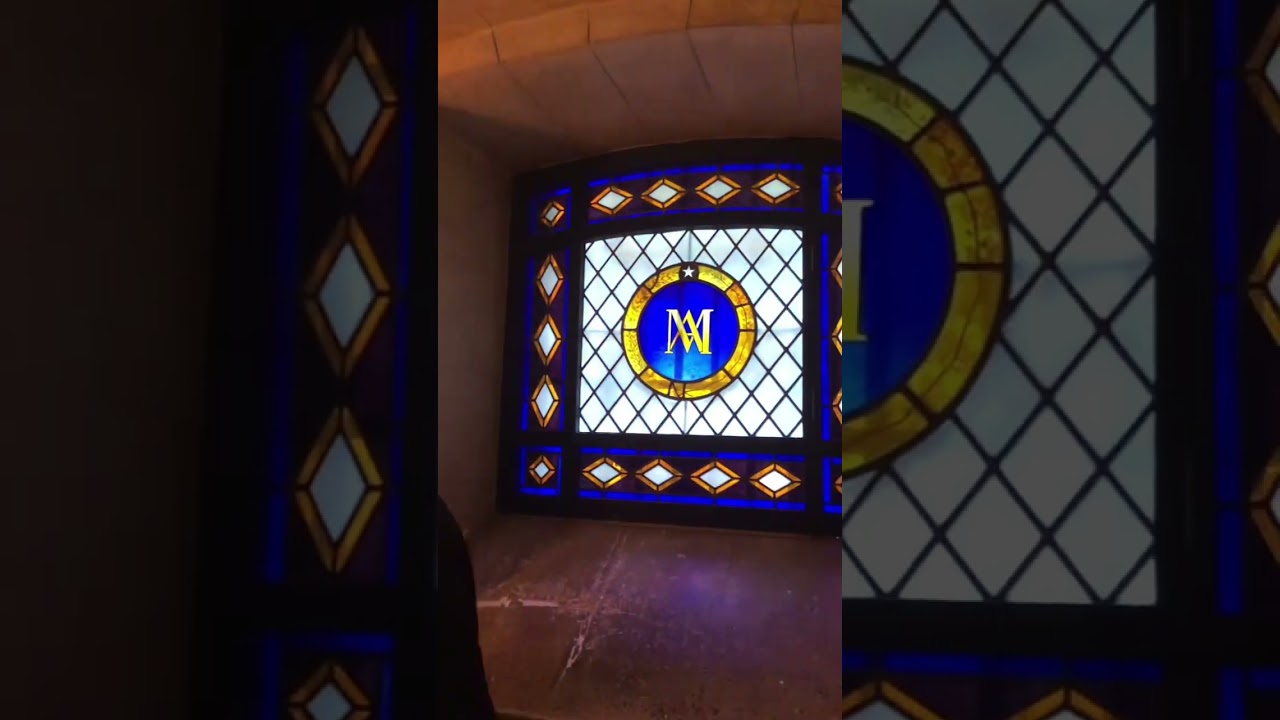 Découvrez la Sainte-Chapelle, un chef-d'œuvre historique à Paris ✨