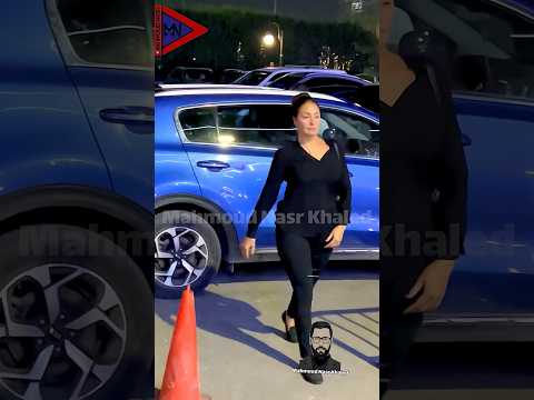 نرمين الفقي بالأسود 🖤 لحظة نزولها من سيارتها 🚙في عزاء والد منة جاب الله