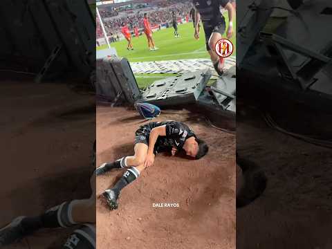 ¡Auch!🤕 El empujón que le dieron a Paradela desde la cancha.😰 #Necaxa #LigaMX #futbolmexicano