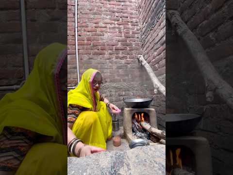 ससुराल में चूले पर बनी देसी छाज वाली बुदी पकोड़ी की कड़ी 😋 | गाँव का देसी खाना 🍛#minivlog