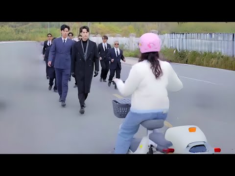 بنـت من اسره فقـيره أهلها بيطـردوها وبتعيش في الشارع ولكن بيظهر لها اغنى شاب في البلد وبيقرر يتجوزها