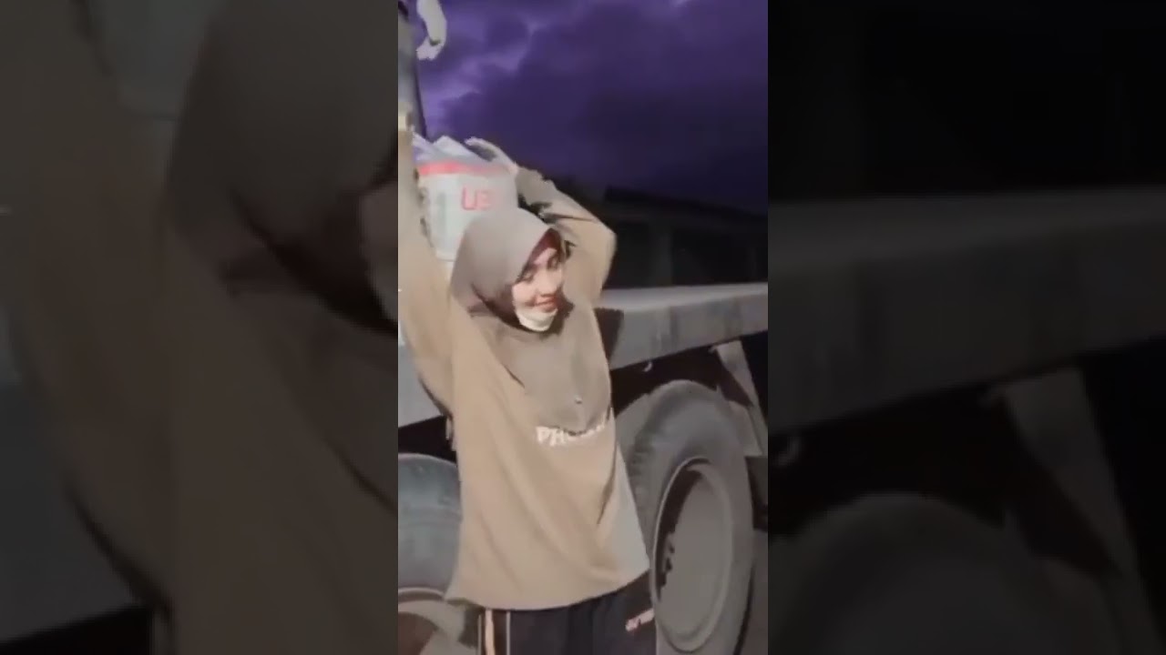 Cewek Cantik Jadi Kuli Angkut Semen 🚧