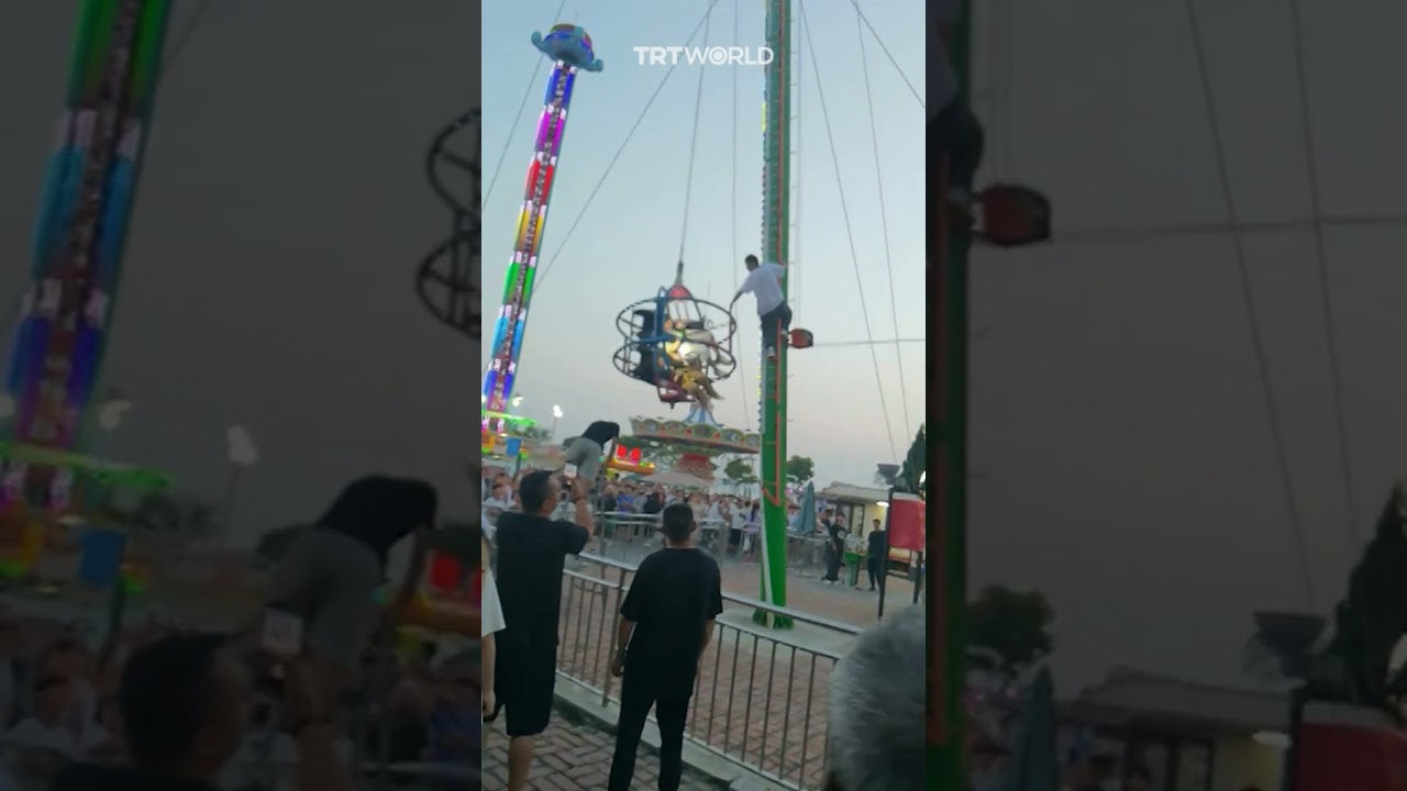 Cable Snap Suspends Riders in Chinese Theme Park 🚧