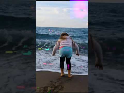 Kreta Rethymno Strand Crete Rethymnon beach Girl plays Catch Me Kreta Strände Griechenland #shorts