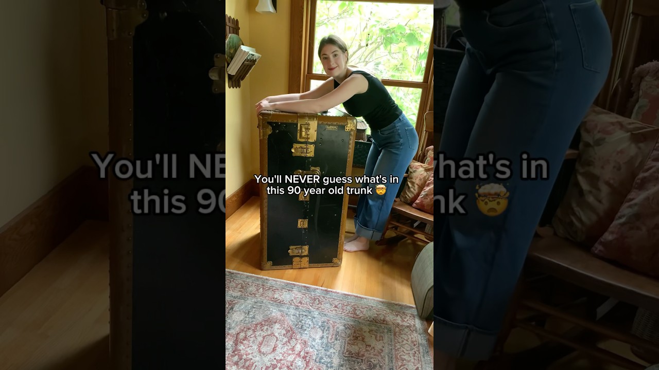 1930s Portable Wardrobe: A Vintage Fashion Treasure