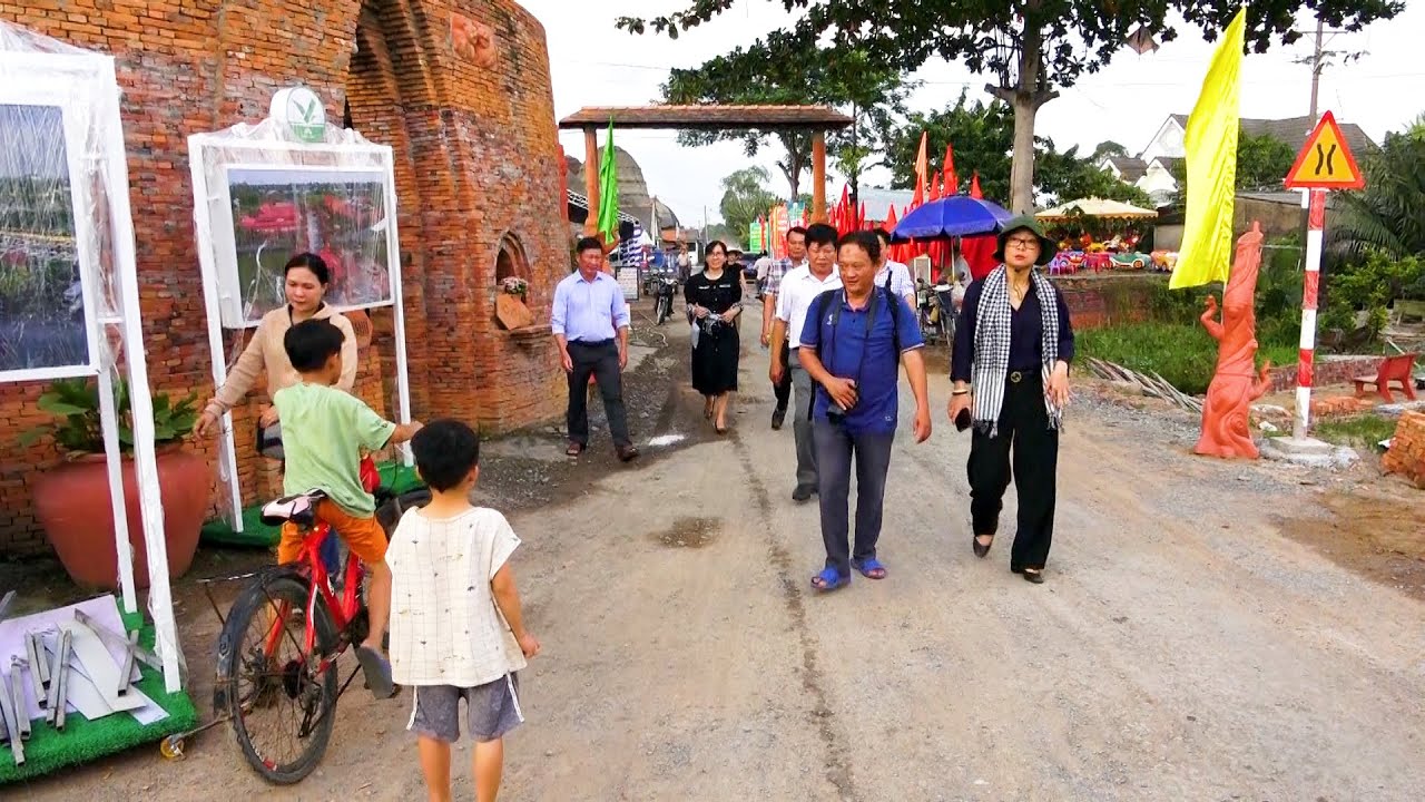 Phó Chủ tịch UBND Vĩnh Long kiểm tra Festival Gạch Gốm đỏ
