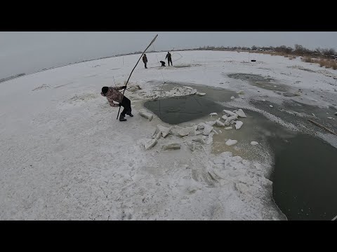 РЫБАЛКА НА ПАУК! ДОЖДАЛСЯ ХОДА РЫБЫ И ДАВАЙ ИХ ТАСКАТЬ!КАК В СИБИРСКИХ ДЕРЕВНЯХ РЫБУ ЗИМОЙ ЛОВЯТ.