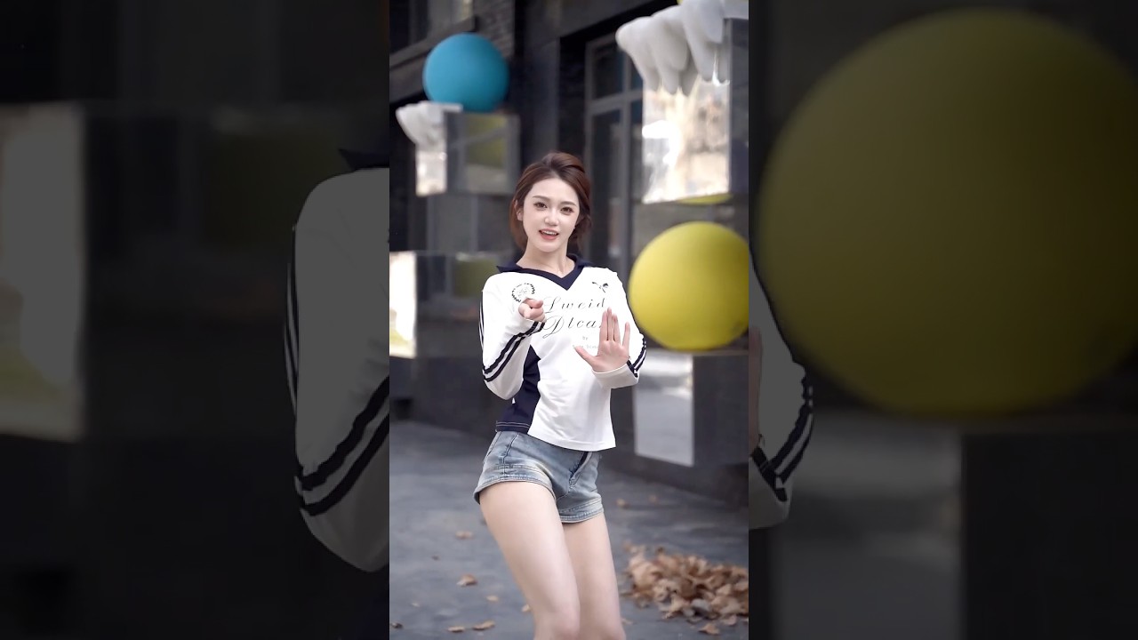 🔥 Stunning Chinese Girl Performs the Hottest 2025 Dance Trend! 🔥