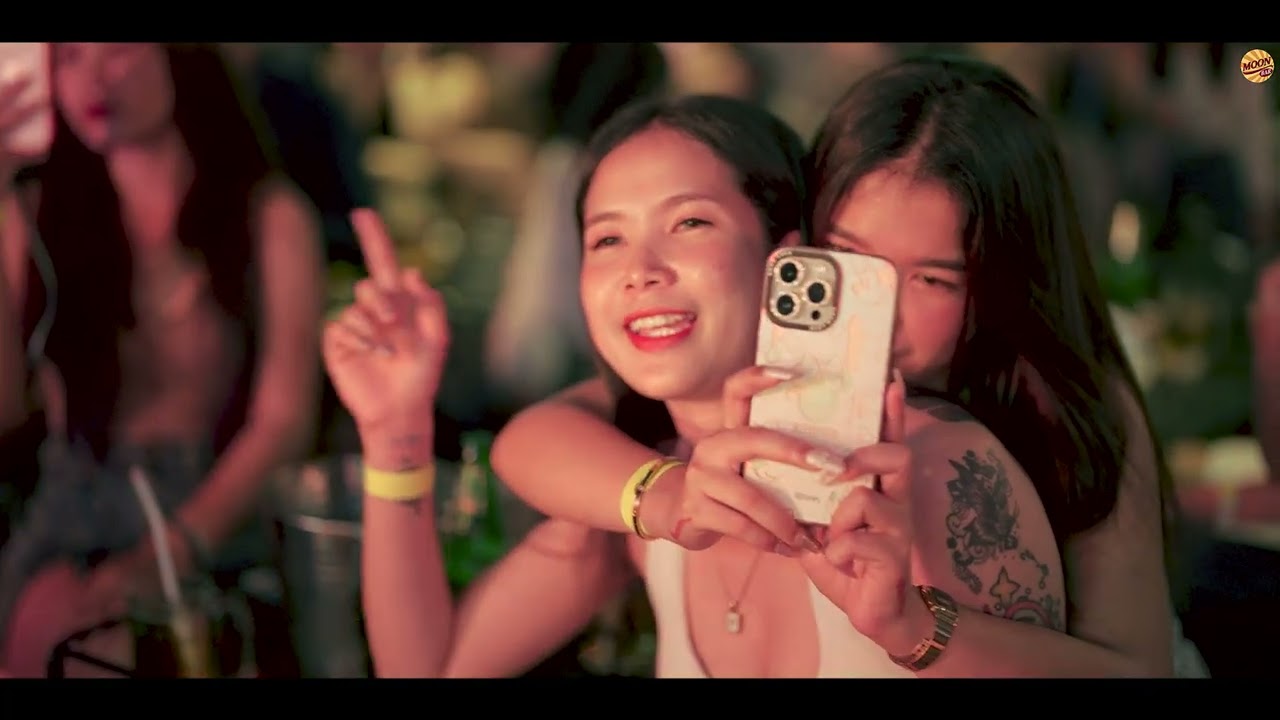 คืนสิทธิ์ - บุ๊ค ศุภกาญจน์ at The Moon Bar 🎶