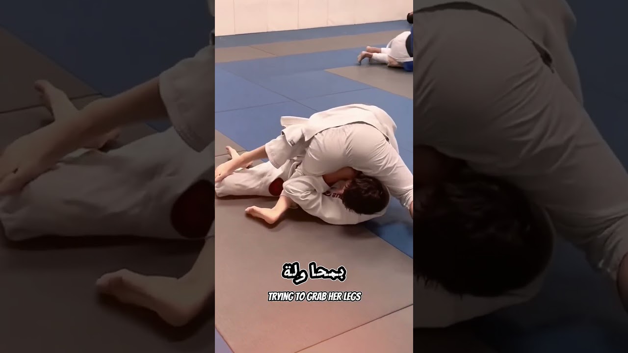 مباراة مصارعة غريبة بين شاب وفتاة غامضة 🤼‍♂️