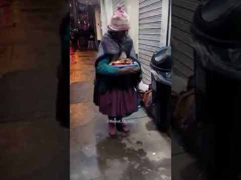 Hermosa abuelita bailando que alegrará tu día 🌸