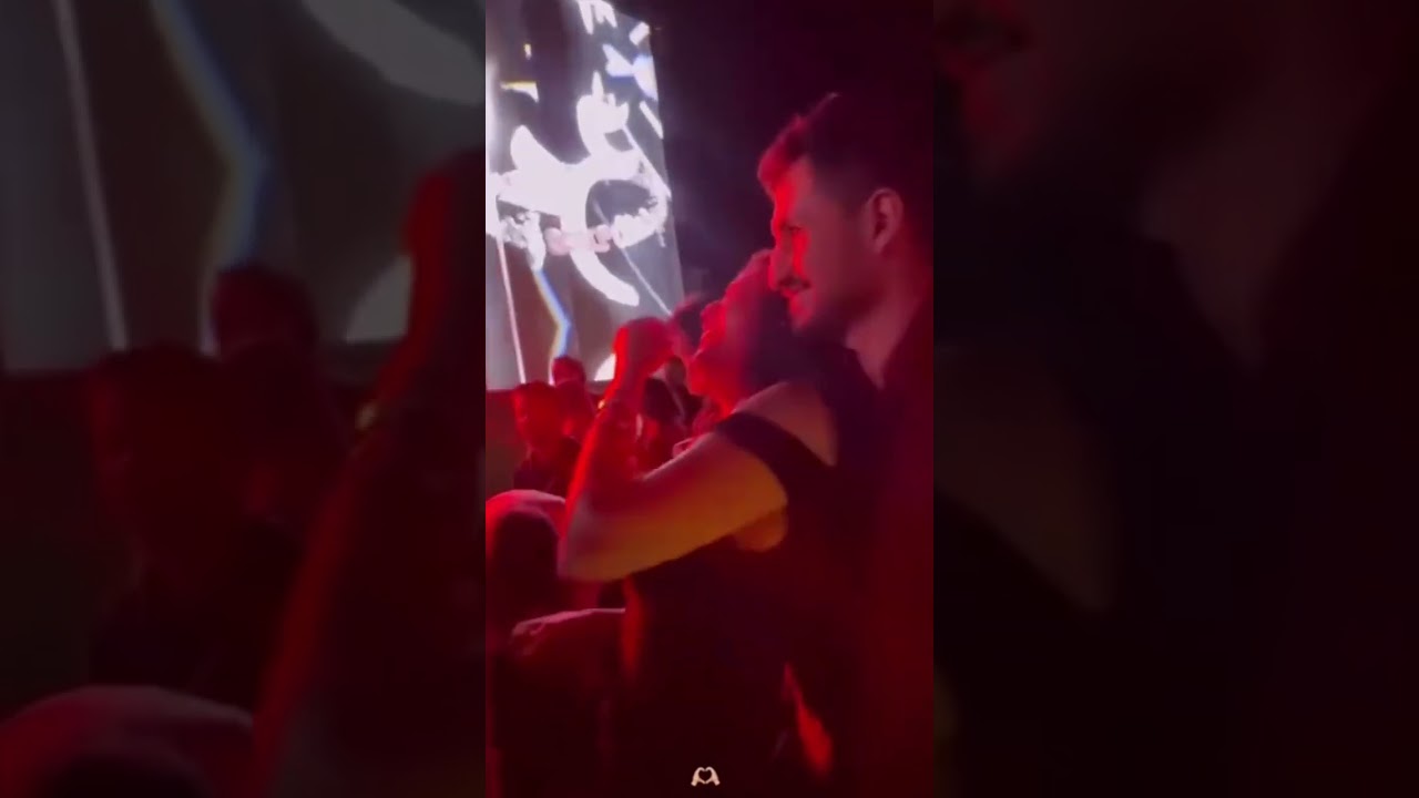 اسماء جلال والممثل أمير المصري خلال حفلة عمرو دياب في الجونة