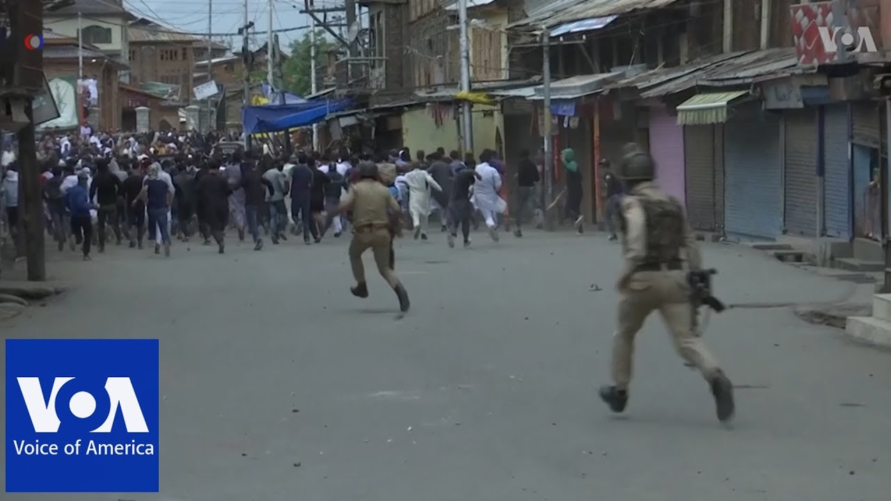 Clashes in Kashmir: Police Use Pellets & Tear Gas 🚓