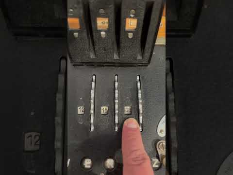 Operando uma máquina de criptografia enigma.