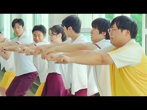 طالبه قمر بيوقع فحبها كل شباب المدرسه ولما بتتعاقب كلهم بيروحو معاها ملخص مسلسل كامل