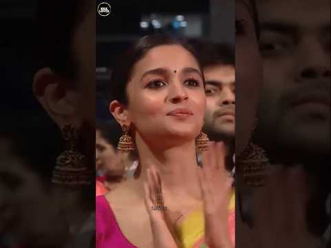 Kajol Devgan funny Dance💃💃 #kajol#ytshorts#bollywoodsong#shortfeed#viralvideo🕺💃