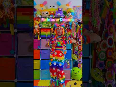 Decora can be worn in any color way!