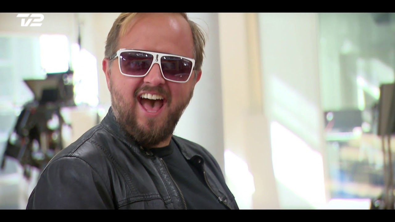 Jeppe K. tager udfordringen op: Sælger TV 2 med stil og selvtillid 🎬