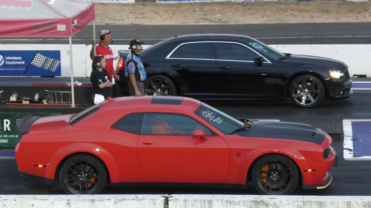Hellcat vs Chrysler SRT Drag Race 🏁