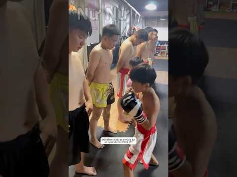 Cậu bé muốn luyện tập cơ bụng 6 múi #shorts