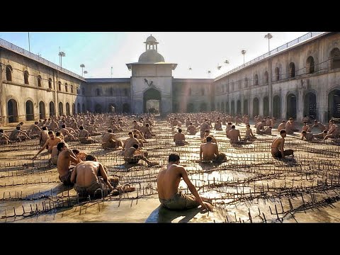 في السجن ده كل ما تشتغل أكتر كل ما تخرج أسرع وده قانون للمساجين يشتغلوا بأقصى طاقتهم #تلخيصة_FILM