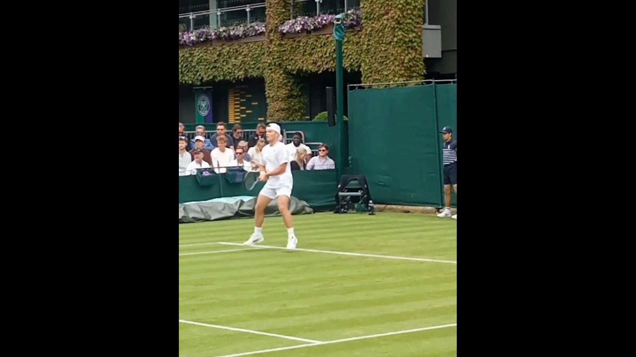 Arthur Fery's Aggressive Backhand Return 🎾