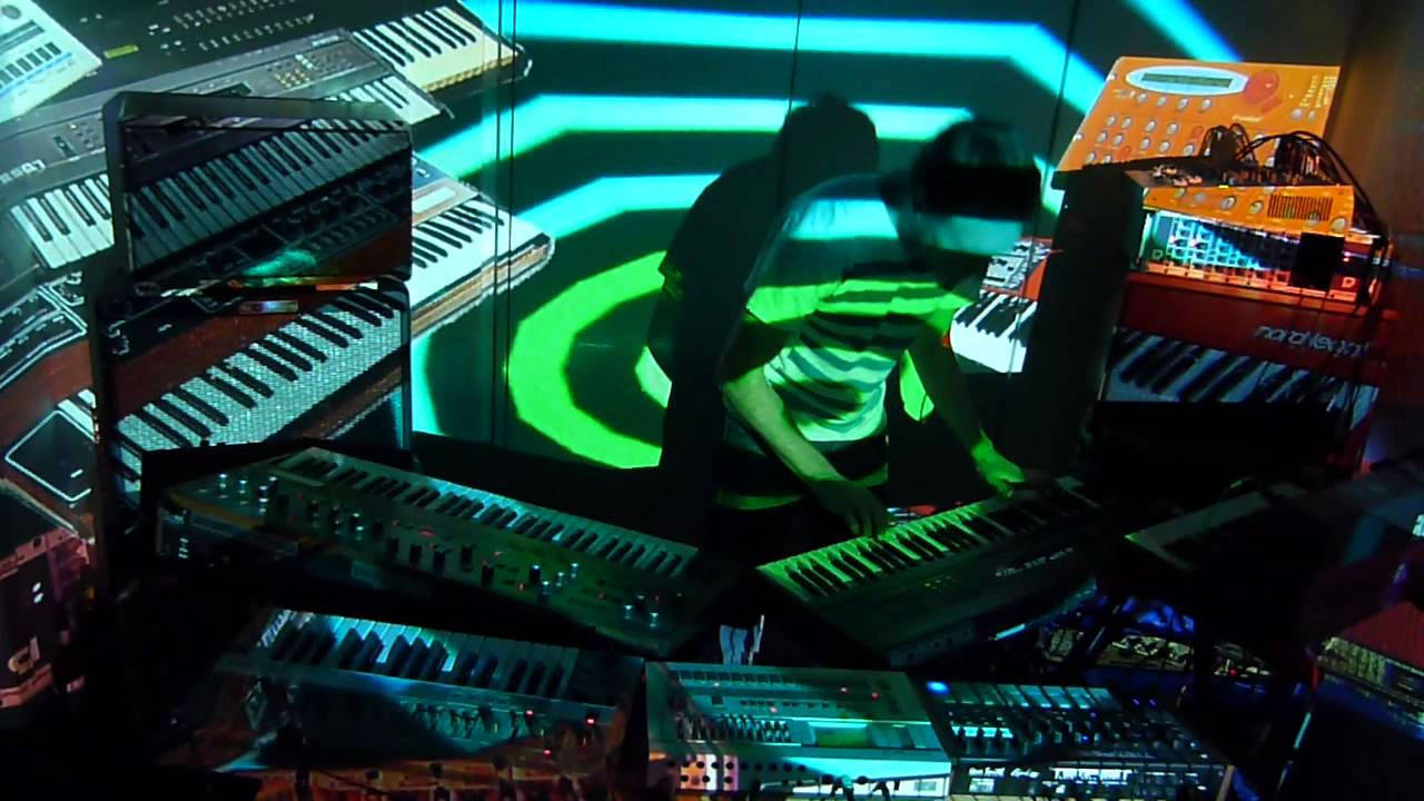 Lorenz Rhode Live in His Düsseldorf Home Studio 🎶 — Superficial Robots Performance