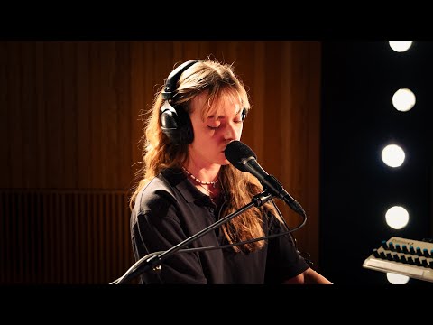 Beleef de intieme versie van Alice Mae's 'Better Ways' | De Nieuwe Lichting