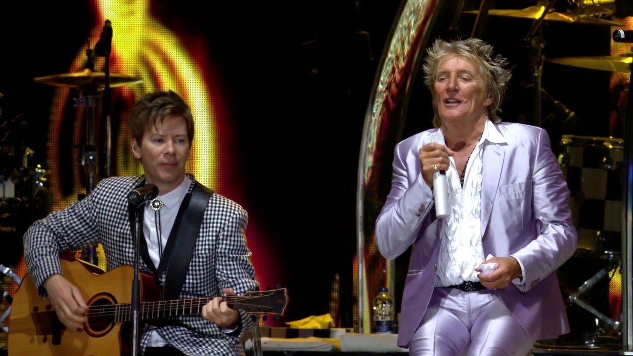 Rod Stewart Performs 'You're in My Heart' at Isle of Wight 2017 🎶