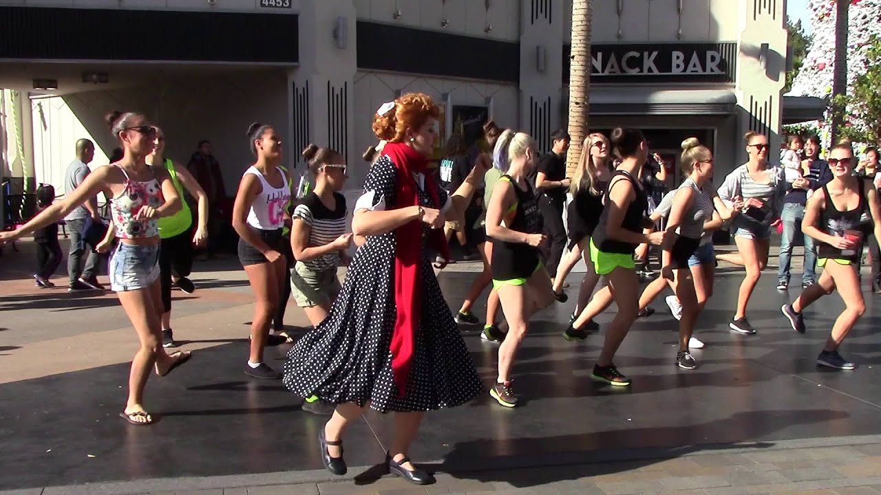 Lucy Cheers and Dances with Aussies at Universal Studios 🇦🇺