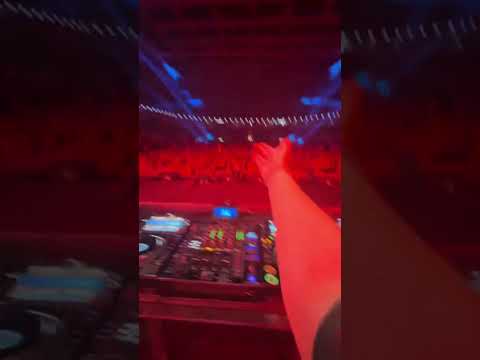 HERE’S A TUTORIAL ON HOW TO DJ WITH ONE HAND 🖐🏻 #edm #raves #dj #dubstep